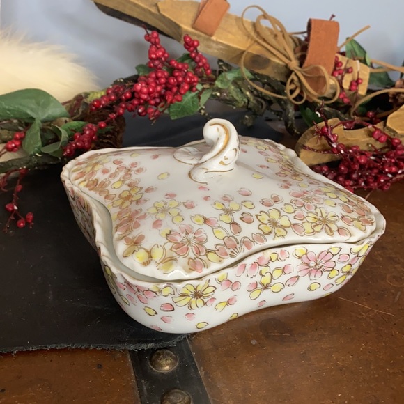 . Vintage Floral Lidded Dish - Mara Trinket, Candy Dish with Lid - Picture 6 of 10